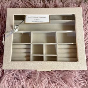 CUPCAKES & CASHMERE Cream
Jewelry Organizer  NWT